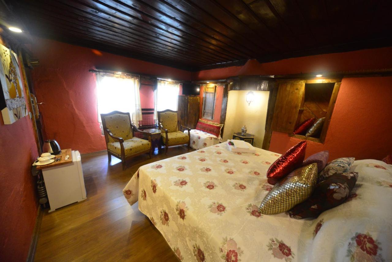 Homestay Demeter Rose Stonehouse Pansion *